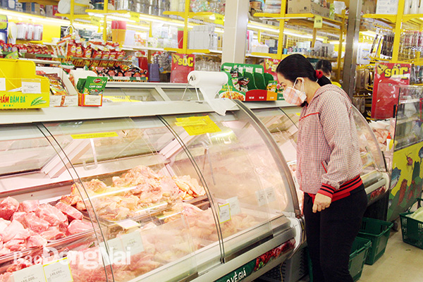 Người dân chọn mua các loại thực phẩm tươi sống tại một cửa hàng tiện lợi ở TP.Biên Hòa.