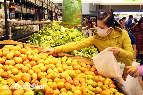 Người tiêu dùng chọn mua các loại rau, củ, quả tại một siêu thị ở TP.Biên Hòa.