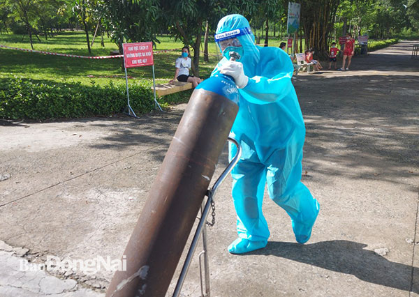 Nhân viên y tế làm việc cật lực trong Bệnh viện dã chiến số 3 – ký túc xá Trường đại học Mở TP.HCM cơ sở 2, P.Long Bình Tân, TP.Biên Hòa