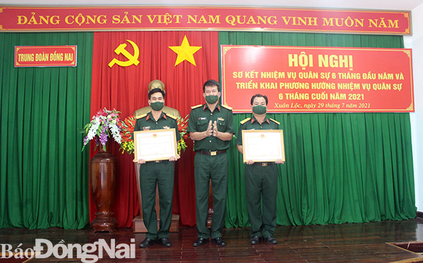 Thượng tá Dương Văn Thường, Phó tham mưu trưởng khen thưởng các tập thể, cá nhân xuất sắc trong các phong trào thi đua đột kích