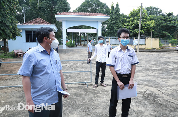 Bí thư Huyện ủy Nguyễn Hữu Định trực tiếp hỏi thăm và động viên thí sinh của huyện đến điểm thi Trường THPT Thống Nhất xét nghiệm nhanh Covid-19 chuẩn bị cho kỳ thi