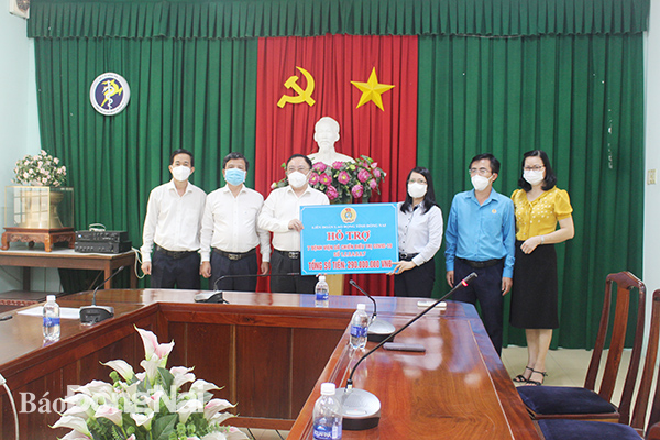 Chủ tịch LĐLĐ tỉnh Nguyễn Thị Như Ý trao tiền hỗ trợ  lực lượng tuyến đầu chống dịch cho đại diện Sở Y tế