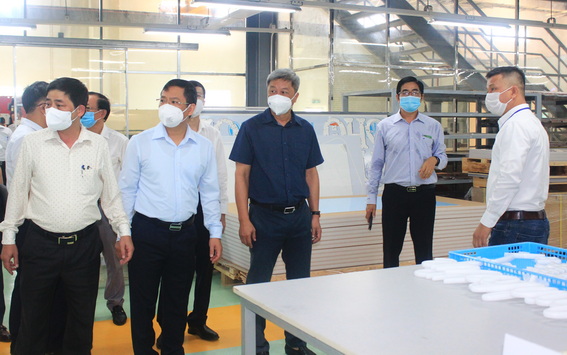 Đoàn kiểm tra của Bộ Y tế kiểm tra công tác phòng chống dịch Covid-19 tại một doanh nghiệp sản xuất 3 tại chỗ ở KCN Amata, TP.Biên Hòa