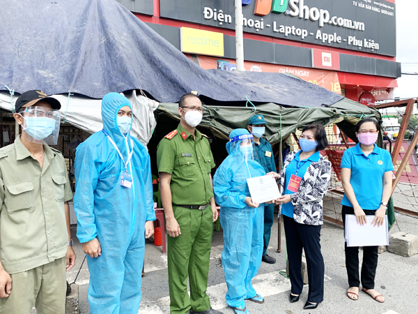 Đại diện Liên đoàn Lao động TP.Biên Hòa thăm, tặng quà cán bộ, nhân viên tại các chốt kiểm soát dịch Covid-19