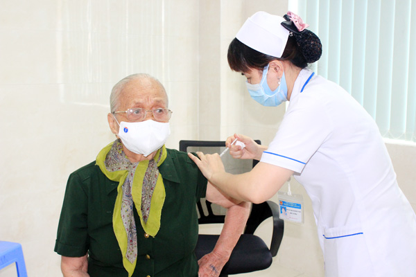 Tiêm vaccine cho cán bộ hưu trí, lão thành cách mạng tại Bệnh viện Đa khoa Đồng Nai
