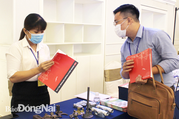 Các doanh nghiệp tìm hiểu cơ hội hợp tác tại Hội nghị kết nối giao thương doanh nghiệp Việt Nam - Nhật Bản do UBND tỉnh tổ chức vào năm 2020