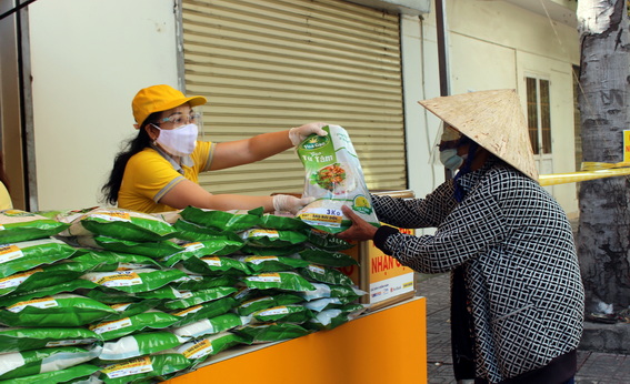 Lãnh đạo Bưu điện tỉnh tặng gạo cho người khuyết tật P.Quang Vinh, TP.Biên Hòa