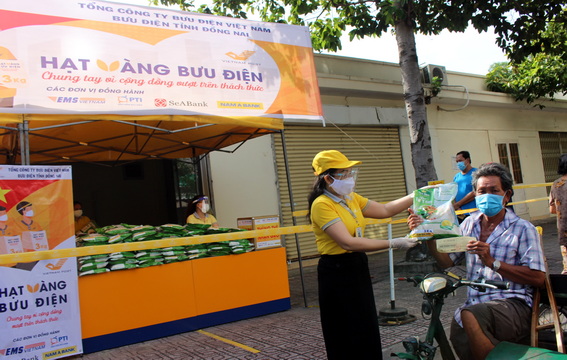Tặng gạo cho người khó khăn, bán vé số tại P.Quang Vinh