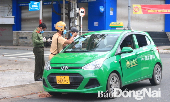 Lực lượng công an dừng xe kiểm tra việc ra đường của một tài xế xe taxi trên đường 30-4, P.Trung Dũng, TP.Biên Hòa.