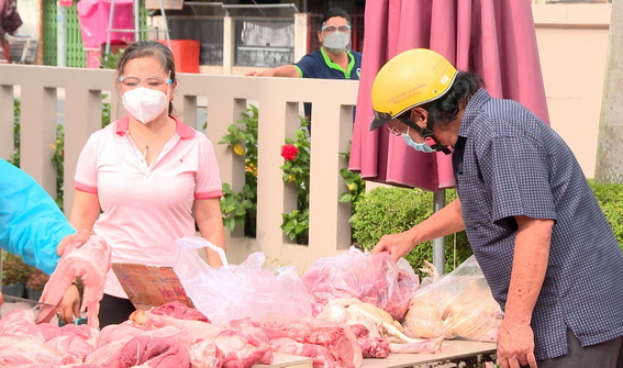 Một điểm bán lương thực, thực phẩm bình ổn giá do Dofico triển khai tại P.Quyết Thắng (TP.Biên Hòa) (Ảnh: Ngọc Thành)