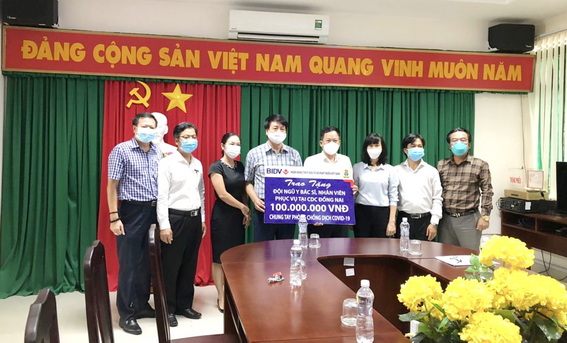 Đại diện BIDV chi nhánh Đồng Nai trao tặng số tiền 100 triệu đồng cho CDC Đồng Nai (Ảnh: CTV)
