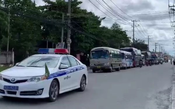 Lực lượng công an Đồng Nai dẫn đầu đoàn đưa công nhân về quê Đăk Lắk phòng dịch cuối tháng 7-2021