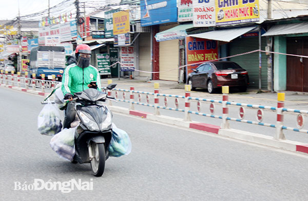 Shipper hoạt động trong thời gian Đồng Nai thực hiện Chỉ thị 16 của Thủ tướng Chính phủ, phải tuân thủ quy định về thời gian, địa bàn hoạt động. Ảnh: Thanh Hải