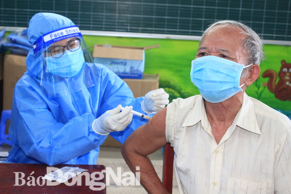 Tiêm vaccine phòng dịch Covid-19 cho cán bộ hưu trí trên địa bàn TP.Biên Hòa