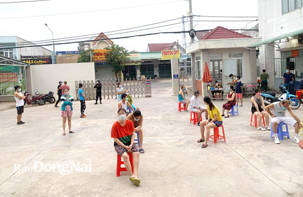 UBND P.Trảng Dài (TP.Biên Hòa) mời các trường hợp ra đường tập thể dục trong thời gian thực hiện giãn cách xã hội theo Chỉ thị 16 của Chính phủ để lập biên bản xử phạt vi phạm hành chính. Ảnh: Khắc Thiết