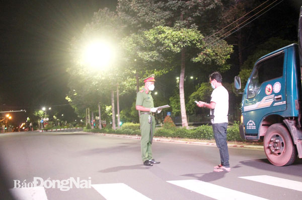 7. Trên đường Nguyễn Ái Quốc, lực lượng công an kiểm tra giấy tờ của một tài xế xe tải