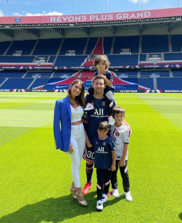 Gia đình Messi tại sân Parc des Princes của PSG ngày 11-8
