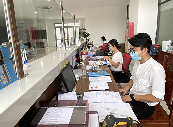 Giải quyết hồ sơ thuế điện tử trong những ngày thực hiện giãn cách xã hội tại Cục Thuế Đồng Nai. Ảnh: N.Liên