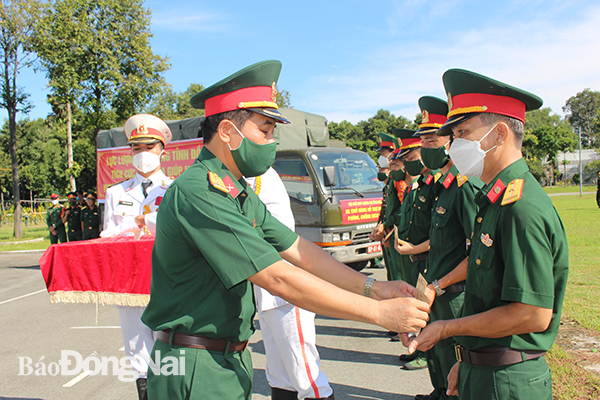 Thủ trưởng Bộ CHQS tỉnh tặng quà cho cán bộ chiến sĩ khó khăn