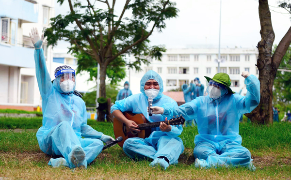 Lê Minh (giữa) cùng Quốc Đại (trái) và đạo diễn Thành Trung là những nghệ sĩ tích cực trong công tác tình nguyện viên mùa dịch Covid-19