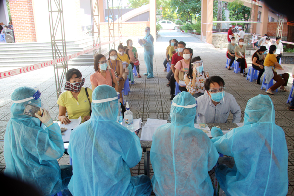 2. Tại điểm tiêm ngừa ở Trường THPT Ngô Quyền (P.Trung Dũng, TP.Biên Hòa), đội ngũ tình nguyện viên tham gia công tác rà soát danh sách, đối tượng trước khi tiêm vaccine ngừa Covid-19