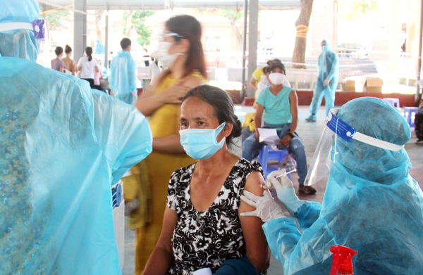 8. Trong đợt tiêm ngừa diện rộng lần thứ 5, nhiều người trên 65 tuổi có bệnh nền, cán bộ hưu trí, đối tượng chính sách xã hội… được ưu tiên tiêm vaccine ngừa Covid-19