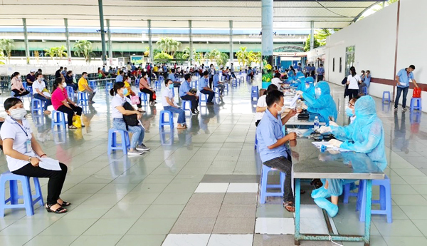 9. Tiêm vaccine ngừa Covid-19 cho công nhân tại Công ty TNHH  Hwaesung Vina (H.Nhơn Trạch). Ảnh: Nguyễn Hòa