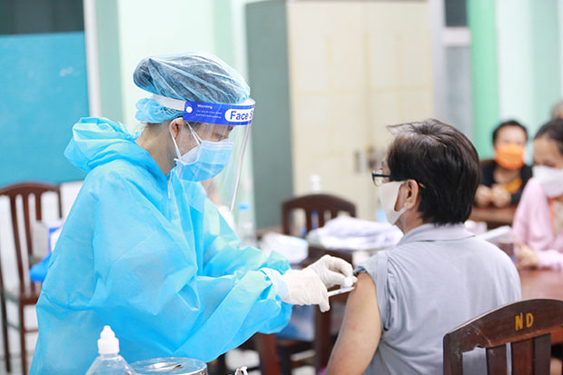 Từ ngày 12-8, tại các điểm tiêm cố định ở TP.Biên Hòa đã triển khai tiêm vaccine ngừa Covid-19 đợt 5 cho người dân. Trong ảnh: Người dân tiêm vaccine tại Trường tiểu học Nguyễn Du, P.Quyết Thắng (TP.Biên Hòa). Ảnh: HUY ANH