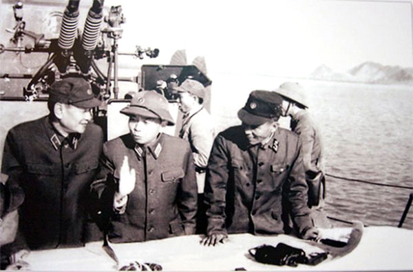 Trên boong tàu hải quân đi kiểm tra vùng biển Quảng Bình tháng 3-1973, Đại tướng Võ Nguyên Giáp khẳng định “Quyết tâm bảo vệ toàn vẹn vùng biển, hải đảo của Tổ quốc”. Ảnh: Tư liệu