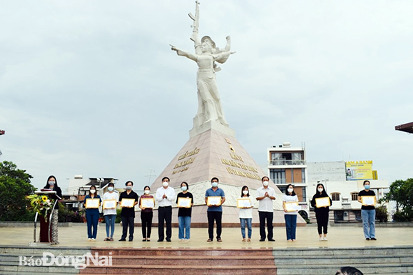 Khen thưởng 20 cán bộ y tế tỉnh Bình Phước hỗ trợ chống dịch tại TP.Long Khánh