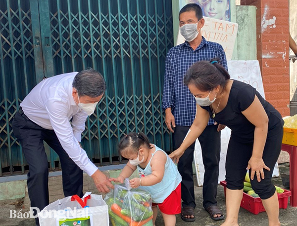  Đồng chí Đào Văn Phước Ủy viên Ban TVTU, Trưởng ban Dân vận Tỉnh ủy tặng túi quà an sinh cho hộ gia đình khó khăn tại H.Trảng Bom (Ảnh: Tỉnh đoàn cung cấp)