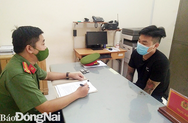 Công an làm việc với Nguyễn Minh Tiến tại trụ sở Công an P.Tân Biên