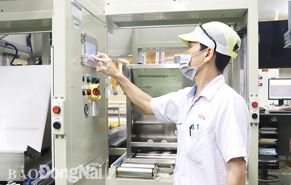 Nhiều công đoạn trong sản xuất được điều khiển từ xa tại Công ty TNHH Sản phẩm máy tính Fujitsu Việt Nam (Khu công nghiệp Biên Hòa 2). Ảnh: Khánh Minh