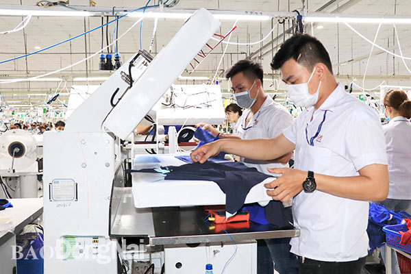 Công ty CP Đồng Tiến (Khu công nghiệp Amata) nhập khẩu nhiều máy móc hiện đại phục vụ cho sản xuất, giảm lao động.