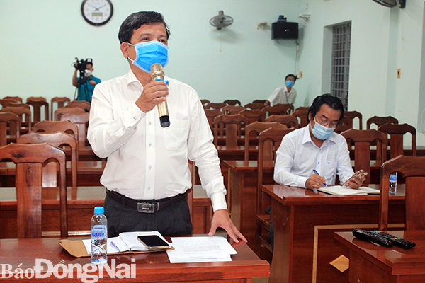 Phó giám đốc Sở Y tế Nguyễn Hữu Tài báo cáo tiến độ tiêm vaccine của Đồng Nai.