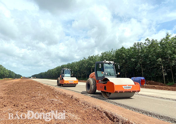 Thi công đường cao tốc Phan Thiết - Dầu Giây, dự án thành phần thuộc dự án Xây dựng tuyến đường bộ cao tốc Bắc - Nam phía Đông đoạn qua địa bàn tỉnh