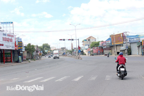 Xe máy vượt đèn đỏ tại khu vực đường Bùi Văn Hòa giao với quốc lộ 51 (đoạn qua TP.Biên Hòa). Ảnh: Thanh Hải