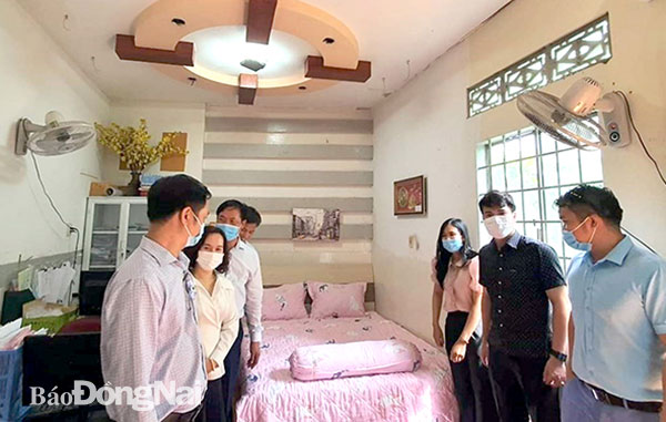 Hội Doanh nhân trẻ Đồng Nai tham quan, thẩm định sản phẩm chăn, drap gối nệm của Công ty CP SXTM Thidona, một trong 2 doanh nghiệp Đồng Nai lọt vào chung tuyển bình chọn doanh nhân trẻ khởi nghiệp xuất sắc toàn quốc. Ảnh: Hội Doanh nhân trẻ Đồng Nai