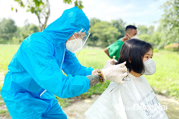 Mái tóc của nữ bác sĩ, nhân viên y tế được thành viên CLB Tóc trẻ tỉnh Đồng Nai cắt ngắn, gọn gàng hơn. Ảnh: CLB Tóc trẻ cung cấp