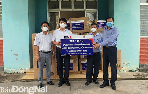 Các cơ quan, đơn vị tiếp tục trao tặng vật tư, trang thiết bị phòng, chống dịch Covid-19 cho các cơ sở y tế