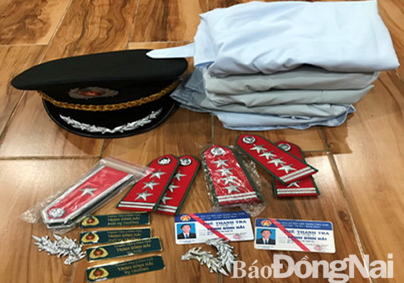 Số tang vật đối tượng dùng để giả mạo cán bộ Thanh tra Chính phủ được công an thu giữ.