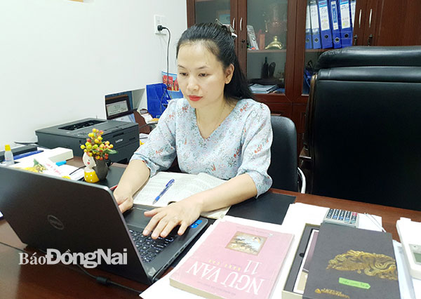Cô Nguyễn Thị Thu Hà, Tổ trưởng Tổ Ngữ văn, Trường THPT chuyên Lương Thế Vinh (TP.Biên Hòa) đang dạy học trực tuyến. Ảnh: NVCC