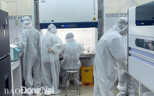 Kỹ thuật viên thực hiện xét nghiệm SARS-CoV-2 bằng kỹ thuật PCR tại Bệnh viện ĐKKV Long Khánh