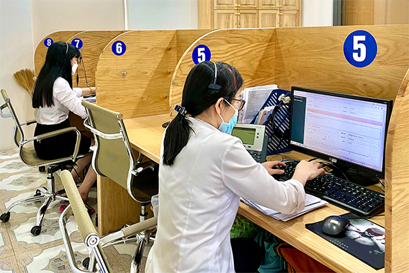 Các tổng đài viên Tổng đài dịch vụ công Đồng Nai 1022 vừa làm việc vừa đảm bảo khoảng cách an toàn phòng dịch Covid-19. Ảnh: Đăng Tùng