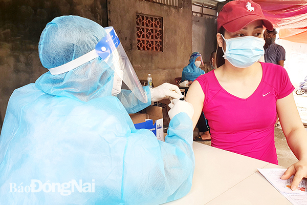 Tiêm vaccine phòng Covid-19 cho người dân trên địa bàn P.Long Bình, TP.Biên Hòa. Ảnh: Hạnh Dung