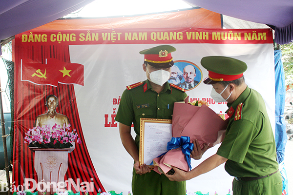 Đại diện Công an TP. Biên Hòa trao quyết định kết nạp Đảng cho đồng chí Đinh Nguyễn