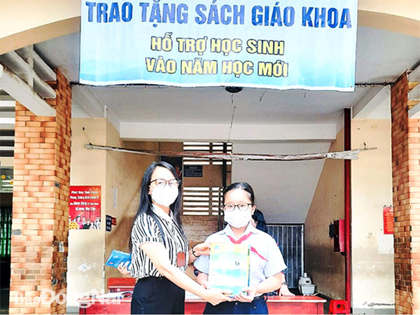 Hiệu trưởng Trường THCS Trảng Dài (P.Trảng Dài, TP.Biên Hòa) Phạm Thị Hải Anh tặng sách mới lớp 6 cho học sinh có hoàn cảnh khó khăn