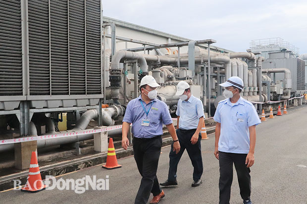 Đoàn liên ngành kiểm tra Công ty TNHH Việt Nam NOK ở Khu công nghiệp Amata (TP.Biên Hòa) để hướng dẫn doanh nghiệp chuẩn bị phục hồi sản xuất. Ảnh: Hương Giang