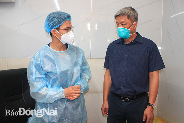 Thứ trưởng Bộ Y tế Nguyễn Trường Sơn thăm hỏi nhân viên y tế làm nhiệm vụ tại khu vực khám sàng lọc của Bệnh viện Đa khoa Đồng Nai.