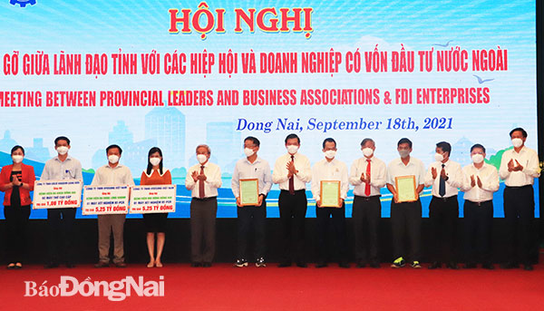 Các doanh nghiệp FDI trao quà, thiết bị y tế cho Đồng Nai. Ảnh: Hương Giang